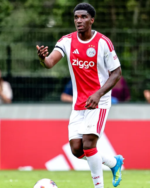 Het oefenduel tussen #Ajax en VfL Bochum eindigde in 1-1. Onze ploeg gaf een nipte zege weg in de absolute slotfase. Bij Ajax liet Johnson een goede indruk achter, maakte Henrique zijn eerste Ajaxtreffer en keerde Blind terug in ons prachtige wit-rood-wit. ⚽️ #ajaboc