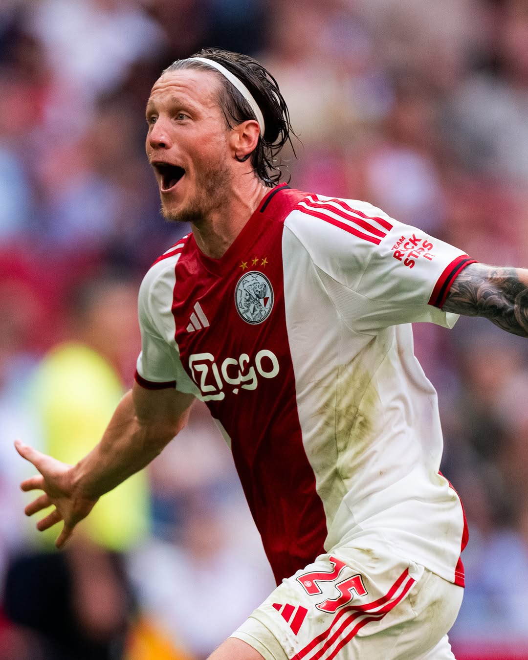 Dat Weghorst deze zomer zou vertrekken bij #Ajax, was geen verrassing meer. Inmiddels is ook zijn nieuwe club bekend. De spits ruilt Amsterdam transfervrij in voor Enschede, waar hij gaat voetballen bij FC Twente. Veel succes, Wout! 🤝