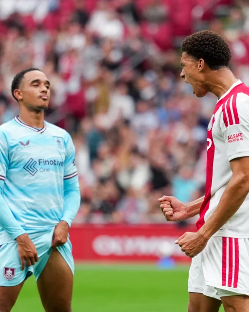 #Ajax heeft zijn eerste officiële duel al achter de rug, maar voordat de ploeg van Míchel opnieuw Europees aantreedt, stond het potje sparren met Burnley op het programma. In de Johan Cruijff Arena werd het 2-1. 🏟️ #ajabrn
