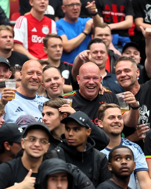 #Ajax keerde zondag terug in de eigen Johan Cruijff Arena, dus stroomden de tribunes weer vol. Dat levert vrolijke plaatjes op. 📸 #ajabrn