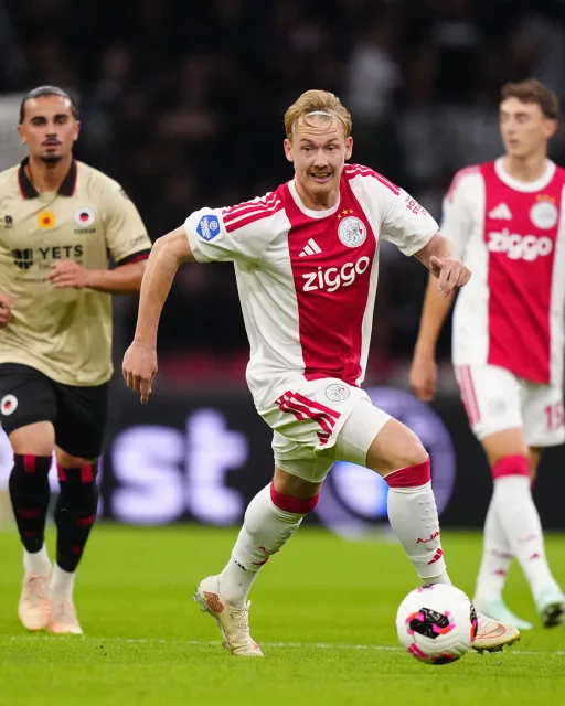 Na een onwijs duur gelijkspel in eigen huis tegen sc Heerenveen (2-2), wint #Ajax ook thuis (opnieuw) niet van Excelsior. Het wordt 2-2. Wil je kampioen worden, dan kan dit dus eigenlijk niet. Zucht. #ajaexc