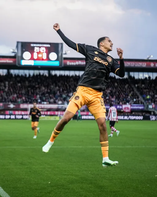 Het tweede eredivisieblok staat voor #Ajax in het teken van aanhaken of afhaken. Vooralsnog lijkt onze club weer bovenin mee te doen. Door een nipte 2-1-zege op Sparta stijgt de ploeg van Sánchez op de ranglijst. Het werd wel veel te spannend op Het Kasteel. 😮‍💨 #spaaja