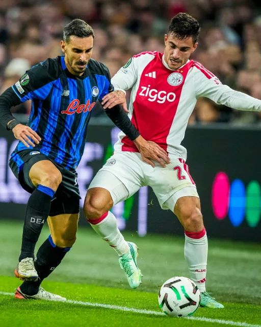 Yes! Het zag er lang niet naar uit, maar #Ajax trekt de zege op Atalanta toch over de streep. Arokodare en Ouazane scoorden in de slotfase. De eerste drie punten in de Conference League zijn binnen! 💪 #ajaata